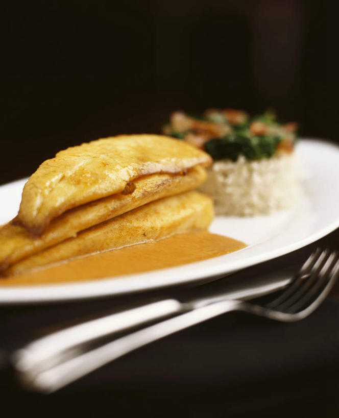 海鲜,咖哩,无人,竖图,俯视,室内,特写,白天,烹饪,蔬菜,餐具,阴影,黑色背景,朦胧,模糊,新鲜,光线,鱼,叉子,碟子,盘,影子,调料,肉,鱼肉,料理,食品,调味品,调味料,水产,咖喱,菜肴,美食,肉类,鱼类,海洋生物,食物,一个,盘子,碟,摄影,佳肴,有机食品,绿色食品,影棚,单个,水生动物,海产品,水生物,肉食,海底动物,鳕鱼,餐叉,鳘鱼,大西洋真鳕,真鳕,进餐用具,彩图,高角度拍摄,影棚拍摄,拍摄