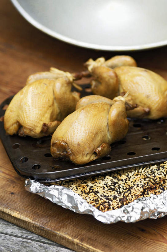 无人,竖图,俯视,室内,特写,白天,幸福,餐桌,茶,桌子,鸟,餐具,一块,阴影,朦胧,模糊,光线,木制,鸟类,包装,包装纸,碟子,铝箔纸,盘,锡箔纸,影子,纸,肉,茶叶,案板,纸张,娱乐,肉类,砧板,一个,盘子,木制品,碟,享受,休闲,温馨,放松,乐趣,单个,餐台,包装材料,提神,舒适,醒脑,肉食,锡箔,铝箔,鹌鹑,奔鹑,宛鹑,彩图,高角度拍摄