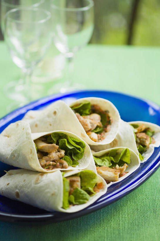 无人,竖图,俯视,室内,特写,白天,玉米,餐桌,桌子,蔬菜,杯子,餐具,五个,一堆,许多,阴影,堆叠,堆积,朦胧,模糊,新鲜,光线,棒子,碟子,高脚杯,盘,影子,青菜,玉蜀黍,鸡肉,肉,食品,红酒杯,蔬菜卷,肉类,玻璃制品,食物,盘子,酒杯,碟,四个,有机食品,绿色食品,餐台,堆,苞米,小白菜,苞芦,肉食,苞谷,包谷,大蜀黍,番麦,薏米包,玉高粱,玉麦,珍珠米,不结球白菜,玻璃杯,彩图,高角度拍摄