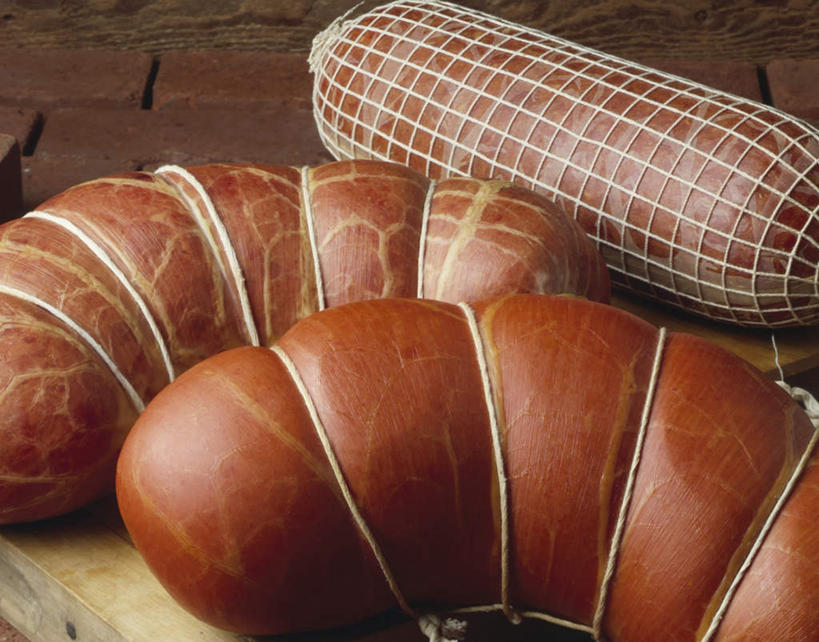 无人,横图,俯视,室内,特写,白天,餐桌,桌子,阴影,光线,影子,香肠,腊肠,网袋,三个,餐台,捆绑,绑缚,彩图,高角度拍摄