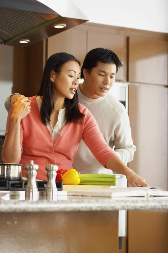 东方人,两个人,站,竖图,室内,白天,正面,爱情,烹饪,厨房,桌面,桌子,辣椒,厨具,书籍,金属制品,亚洲,握,指,阴影,服装,光线,金属,罐子,锅子,影子,墙,大理石,茭白,调料,案板,调味品,浪漫,拿,调味料,拿着,注视,休闲装,黄种人,方向,锅,墙壁,墙面,砧板,衣服,黄色,红色,瓶子,观察,看,手势,站着,温暖,温馨,休闲服,恩爱,搭,握着,恋人,服饰,锅具,观看,和睦,察看,指向,食指,搭着,关注,彩椒,烹饪用具,辣角,红海椒,大椒,辣虎,广椒,茭瓜,大理石制品,出隧,高笋,菰菜,菰蒋子,菰手,菰首,菰笋,茭粑,茭耳菜,茭首,茭笋,绿节,男人,男性,年轻男性,年轻女性,女人,女性,亚洲人,情侣,烹调用具,书,图书,甜椒,柿子椒,辣子,海椒,番椒,灯笼椒,烹调,站立,半身,彩图,灶间,伴侣,融洽