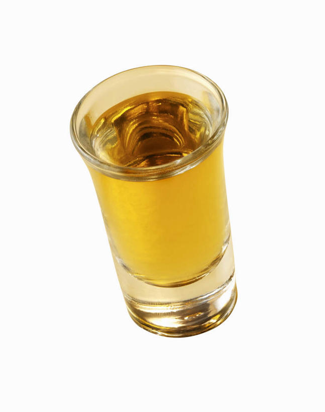 无人,竖图,俯视,室内,特写,白天,白色背景,餐桌,桌子,杯子,阴影,光线,影子,酒类,一杯,文化,玻璃制品,酒,饮料,一个,水杯,鸡尾酒,调酒,摄影,影棚,单个,餐台,创造,想象,特其拉日出,特其拉日出鸡尾酒,玻璃杯,彩图,高角度拍摄,影棚拍摄,拍摄