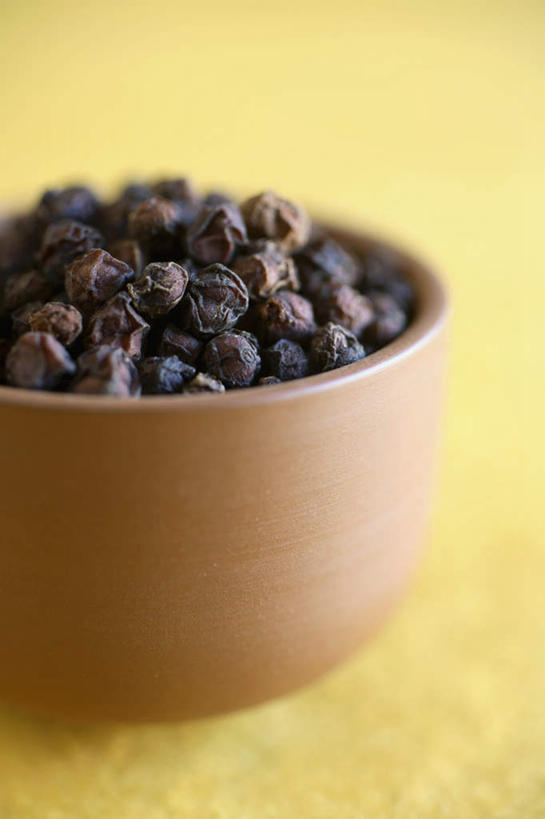 无人,竖图,俯视,室内,特写,白天,植物,浆果,一堆,许多,阴影,堆叠,堆积,朦胧,模糊,光线,影子,陶瓷,草药,药草,陶瓷制品,很多,中药,容器,碗,储藏,堆,干,储存,药材,中草药,中药材,本草,北五味子,秤砣子,五味子,彩图,高角度拍摄,贮存