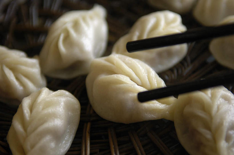 面食,蒸笼,无人,横图,俯视,室内,特写,白天,烹饪,中餐,筷子,餐具,厨具,许多,阴影,竹制,朦胧,模糊,光线,影子,料理,食品,饺子,面点,很多,文化,传统,小吃,菜肴,美食,食物,中式,佳肴,礼节,竹制品,笼屉,礼仪,水饺,烹饪用具,进餐用具,烹调用具,烹调,彩图,高角度拍摄