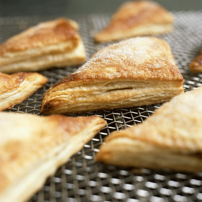 点心,无人,竖图,俯视,室内,特写,白天,烘焙,餐桌,桌子,金属制品,许多,阴影,朦胧,模糊,光线,金属,影子,食品,甜点,甜品,架子,食物,糕点,排列,甜食,餐台,酥皮,摆列,冷却,冷却架,彩图,高角度拍摄,布列,分列