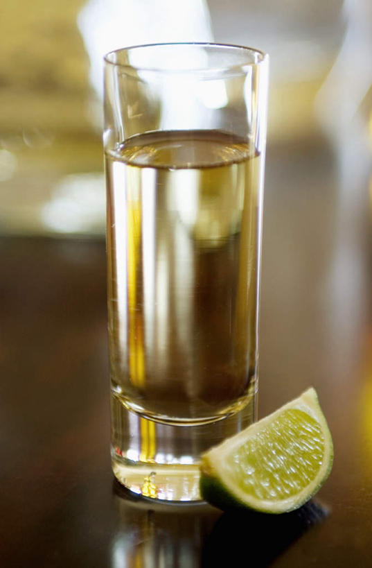 无人,竖图,俯视,室内,特写,白天,餐桌,桌子,杯子,水果,切开,阴影,朦胧,模糊,新鲜,光线,影子,生食,食品,果实,酒类,文化,玻璃制品,酒,食物,饮料,一个,水杯,鸡尾酒,切,调酒,有机食品,绿色食品,单个,餐台,创造,剖面,想象,切面,酸橙,代代,特其拉日出,特其拉日出鸡尾酒,玻璃杯,橙子,橙,彩图,高角度拍摄