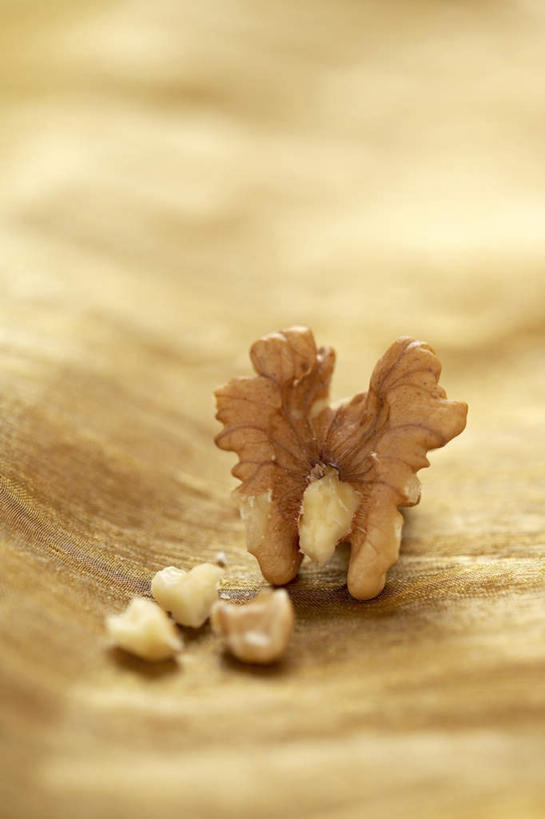 无人,竖图,俯视,室内,特写,白天,阴影,朦胧,模糊,光线,布料,影子,核桃,坚果,果实,布纹,桌布,餐巾,台布,干果,胡桃,羌桃,彩图,高角度拍摄