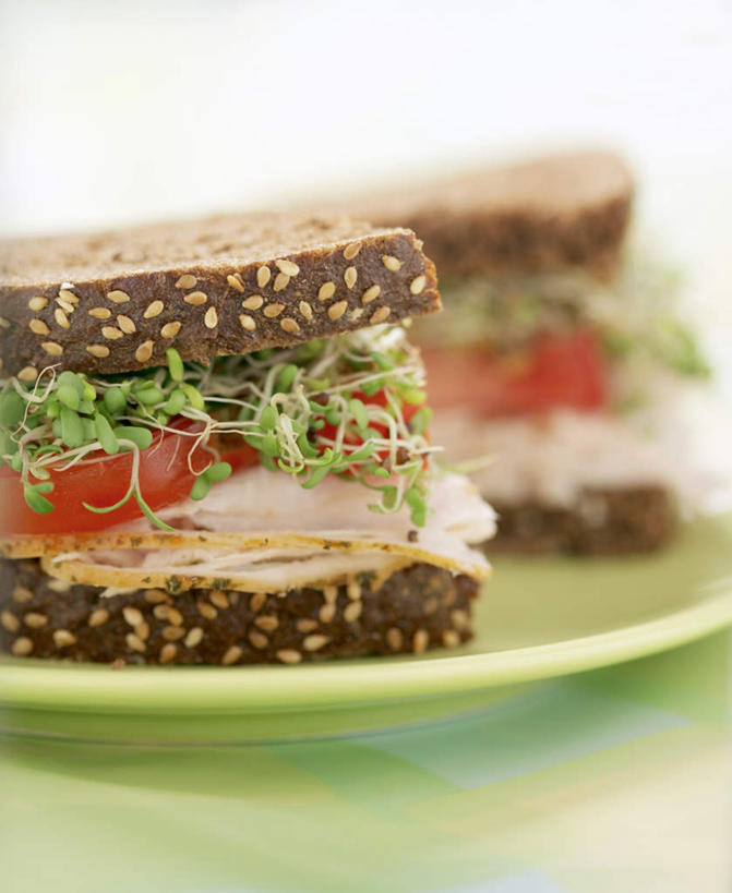 点心,面包,无人,竖图,俯视,室内,特写,白天,烹饪,西餐,蔬菜,西红柿,餐具,阴影,朦胧,模糊,新鲜,光线,碟子,盘,影子,三明治,料理,食品,面点,菜肴,美食,食物,糕点,盘子,碟,快餐,西式,佳肴,有机食品,绿色食品,西式快餐,紫花苜蓿,三文治,苜蓿,牧草,紫苜蓿,番茄,彩图,高角度拍摄