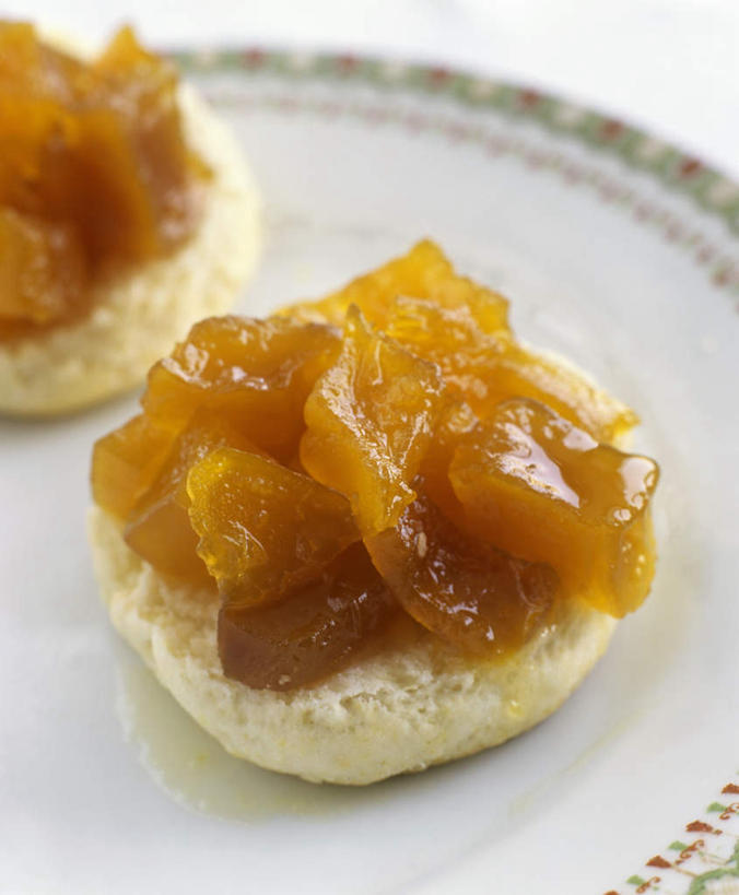 无人,竖图,俯视,室内,特写,白天,餐桌,桌子,餐具,阴影,光线,布料,碟子,盘,影子,调料,酱料,酱汁,佐料,调味品,调味料,布纹,酱,桌布,两个,黄色,盘子,餐巾,碟,台布,餐台,烤饼,彩图,高角度拍摄