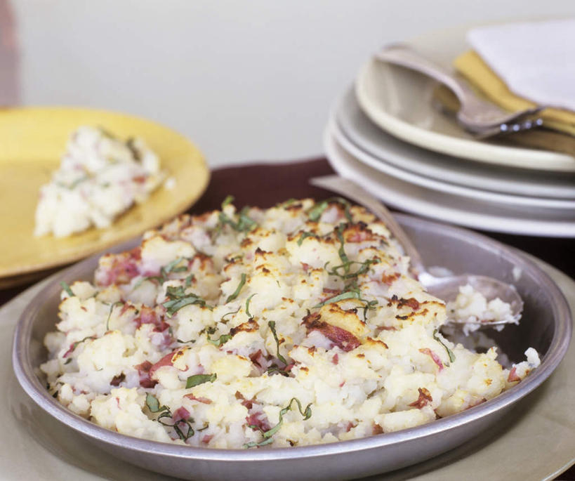 无人,横图,俯视,室内,特写,白天,餐桌,桌子,蔬菜,土豆,餐具,阴影,新鲜,光线,布料,碟子,盘,影子,勺子,食品,布纹,桌布,食物,白色,盘子,餐巾,调羹,碟,台布,汤匙,有机食品,绿色食品,餐台,馍馍蛋,洋芋,山药蛋,马铃薯,彩图,高角度拍摄,菜泥