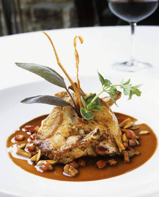 无人,竖图,俯视,室内,特写,白天,植物,餐桌,桌子,蔬菜,杯子,餐具,阴影,新鲜,装饰,光线,碟子,高脚杯,盘,影子,肉,香料,食品,草药,红酒杯,肉类,中药,玻璃制品,食物,盘子,酒杯,碟,香草,有机食品,绿色食品,餐台,华丽,修饰,点缀,罗勒,紫苏,药材,中草药,肉食,九层塔,圣约瑟夫草,甜罗勒,兰香,中药材,本草,衬托,美观,雅致,雅观,鸽肉,玻璃杯,彩图,高角度拍摄