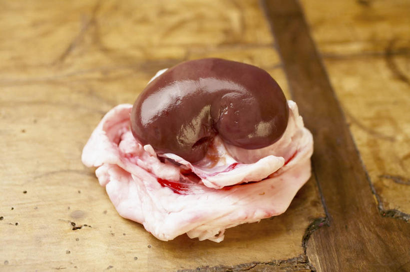 内脏,肾脏,无人,横图,俯视,室内,特写,白天,桌面,桌子,阴影,朦胧,模糊,光线,木制,影子,肉,肉类,木制品,肉食,彩图,高角度拍摄