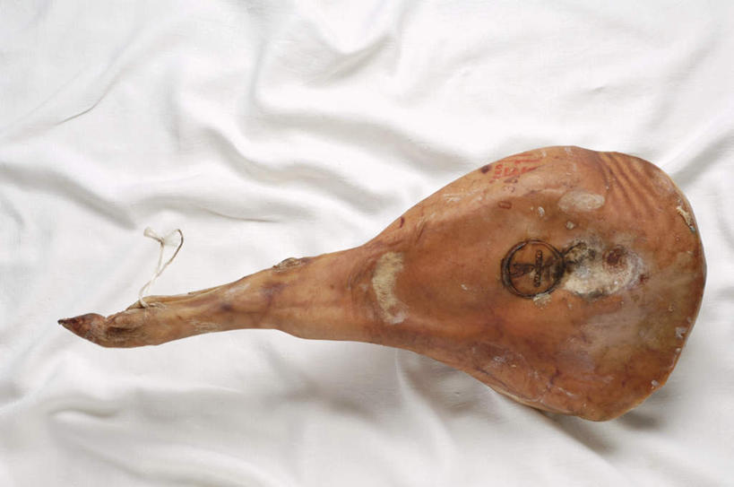 无人,横图,俯视,室内,特写,白天,餐桌,桌子,阴影,反射,布料,影子,肉,布纹,火腿,猪肉,肉类,桌布,一个,白色,餐巾,台布,单个,餐台,肉食,豚肉,彩图,高角度拍摄