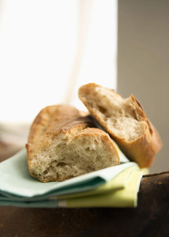 点心,面包,无人,竖图,俯视,室内,特写,白天,餐桌,桌子,阴影,朦胧,模糊,反射,影子,食品,面点,法国面包,食物,糕点,餐巾,纸巾,餐台,长棍面包,法式长棍面包,彩图,高角度拍摄