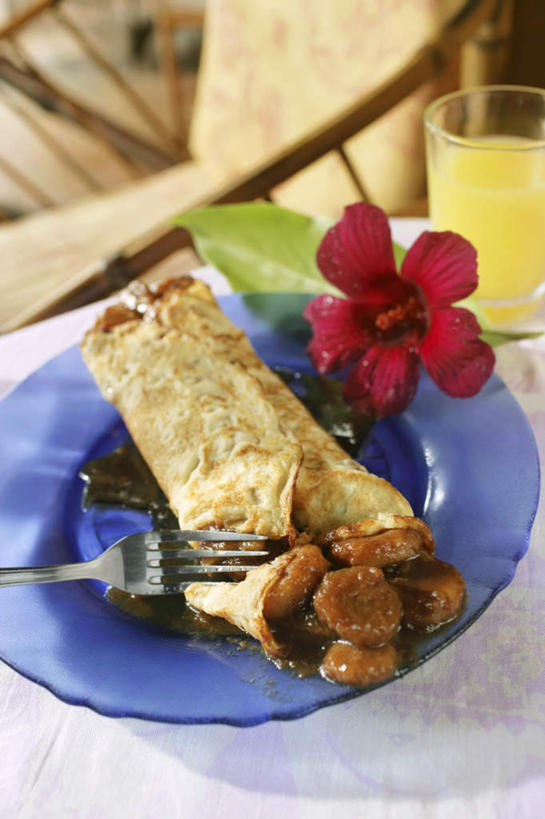 果汁,无人,竖图,俯视,室内,特写,白天,餐桌,桌子,香蕉,杯子,餐具,阴影,朦胧,模糊,装饰,盛开,反射,叉子,碟子,盘,影子,调料,酱料,酱汁,面饼,佐料,饮品,调味品,调味料,花蕾,酱,玻璃制品,花,花瓣,花朵,鲜花,饮料,三个,一朵,红色,盘子,水杯,碟,花苞,花蕊,餐台,面皮,华丽,修饰,点缀,可口,餐叉,衬托,美观,雅致,雅观,适口,玻璃杯,进餐用具,甘蕉,彩图,高角度拍摄