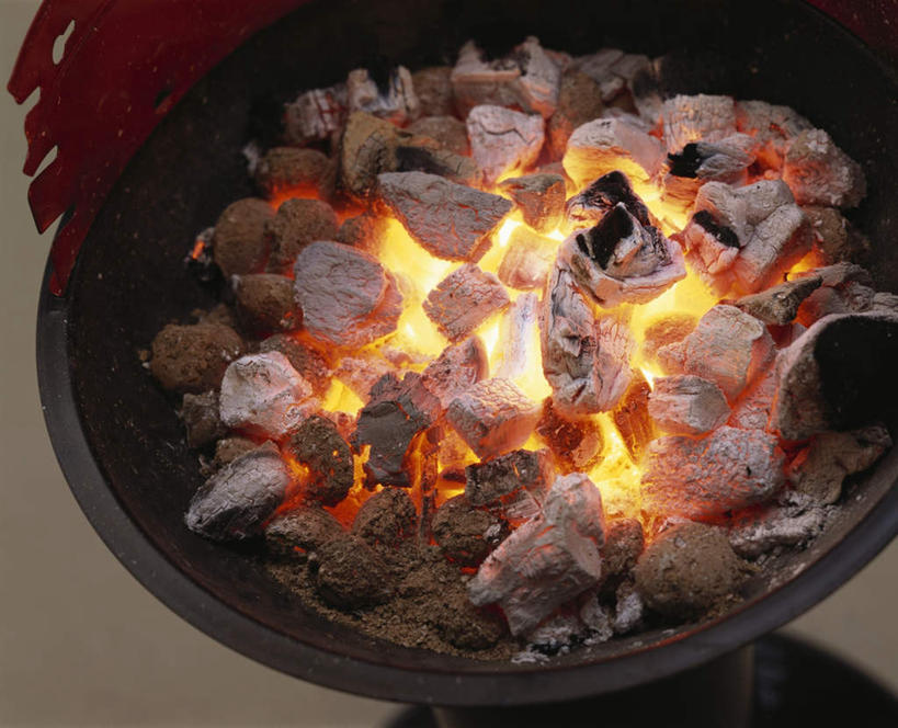 无人,横图,俯视,室内,特写,白天,烧烤,热情,火,阴影,反射,火焰,影子,烤架,烤肉,燃烧,木炭,铁架,柴炭,彩图,高角度拍摄