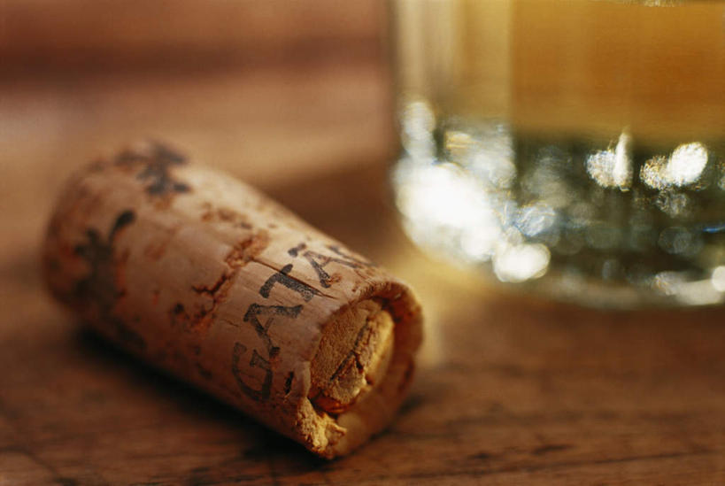 无人,横图,俯视,室内,特写,白天,桌面,桌子,杯子,阴影,朦胧,模糊,反射,木制,木塞,塞子,影子,褐色,软木塞,玻璃制品,一个,木制品,水杯,单个,密封,玻璃杯,彩图,高角度拍摄