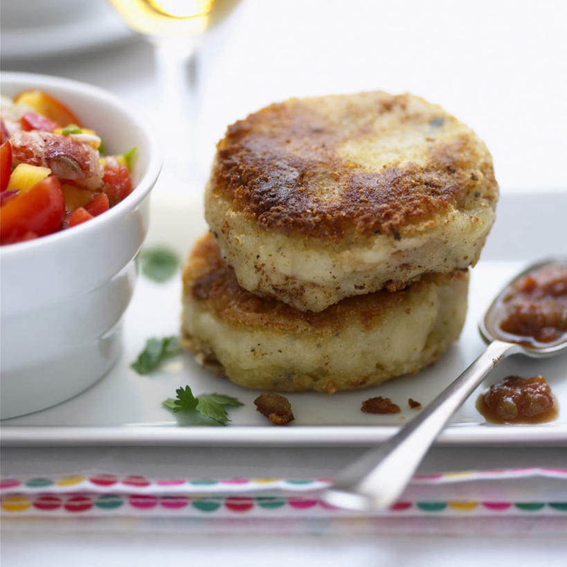 点心,面包,无人,方图,俯视,室内,特写,白天,烹饪,西餐,桌面,桌子,餐具,阴影,铁质,朦胧,模糊,反射,木制,碟子,盘,影子,勺子,陶瓷,肉,鱼肉,汉堡,料理,食品,面点,陶瓷制品,饼,菜肴,美食,肉类,食物,糕点,两个,一个,盘子,木制品,容器,调羹,碟,汤匙,碗,快餐,西式,佳肴,单个,储藏,储存,肉食,西式快餐,垃圾食品,彩图,高角度拍摄,贮存