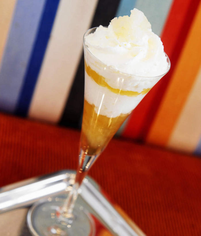 点心,无人,竖图,俯视,室内,特写,白天,桌面,桌子,菠萝,杯子,餐具,水果,阴影,新鲜,反射,木制,碟子,高脚杯,盘,影子,生食,食品,甜点,甜品,果实,玻璃制品,香,食物,糕点,一个,盘子,酒杯,木制品,碟,甜食,奶油,有机食品,绿色食品,单个,乳制品,香槟杯,激凌,克林姆,淇淋,玻璃杯,凤梨,彩图,高角度拍摄