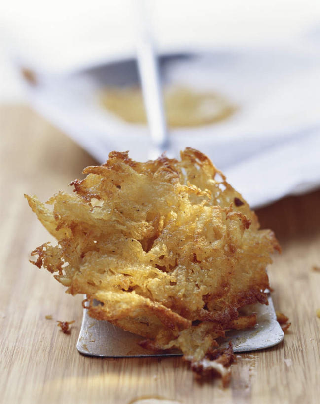 无人,竖图,俯视,室内,特写,白天,桌面,桌子,蔬菜,土豆,金属制品,阴影,朦胧,模糊,新鲜,反射,金属,木制,铲子,影子,油炸,食品,食物,一个,木制品,有机食品,绿色食品,单个,土豆饼,馍馍蛋,洋芋,山药蛋,马铃薯,彩图,高角度拍摄