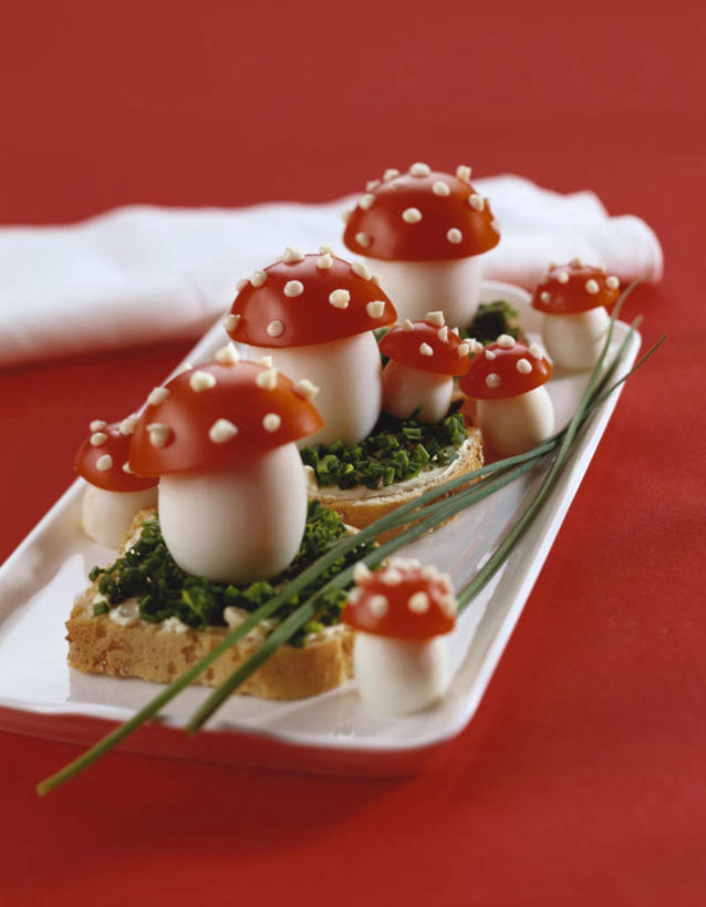 点心,面包,无人,竖图,俯视,室内,特写,白天,桌面,桌子,蔬菜,洋葱,餐具,阴影,新鲜,装饰,反射,木制,碟子,盘,影子,蛋,鸡蛋,食品,面点,食物,糕点,一个,盘子,木制品,碟,有机食品,绿色食品,单个,华丽,修饰,点缀,草鸡蛋,衬托,美观,雅致,雅观,卵,毒蘑菇,圆葱,洋葱头,球葱,彩图,高角度拍摄