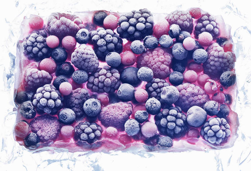 无人,横图,俯视,室内,特写,白天,白色背景,桌面,桌子,浆果,蓝莓,水果,一堆,许多,阴影,堆叠,堆积,新鲜,反射,木制,影子,冰,桑葚,生食,冰块,食品,果实,很多,冷冻,食物,木制品,覆盆子,寒冷,摄影,有机食品,绿色食品,影棚,冷藏,堆,曼越桔,蔓越橘,小红莓,冰冷,酸莓,保鲜,山都柿,蓝浆果,蓝靛果,彩图,高角度拍摄,影棚拍摄,拍摄