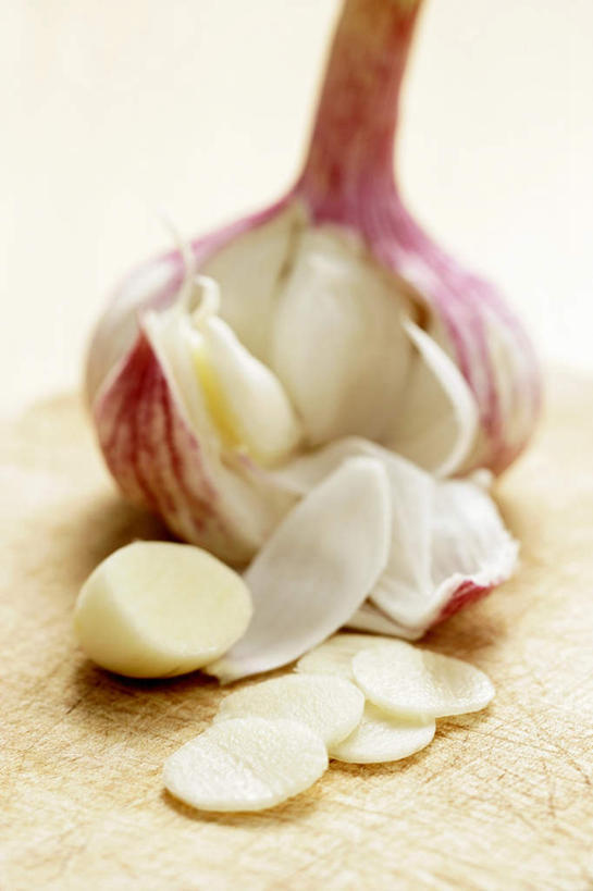 无人,竖图,俯视,室内,特写,白天,桌面,桌子,蔬菜,蒜,一堆,许多,阴影,堆叠,堆积,新鲜,反射,木制,影子,食品,蒜头,食物,木制品,拨开,有机食品,绿色食品,堆,胡蒜,大蒜,彩图,高角度拍摄