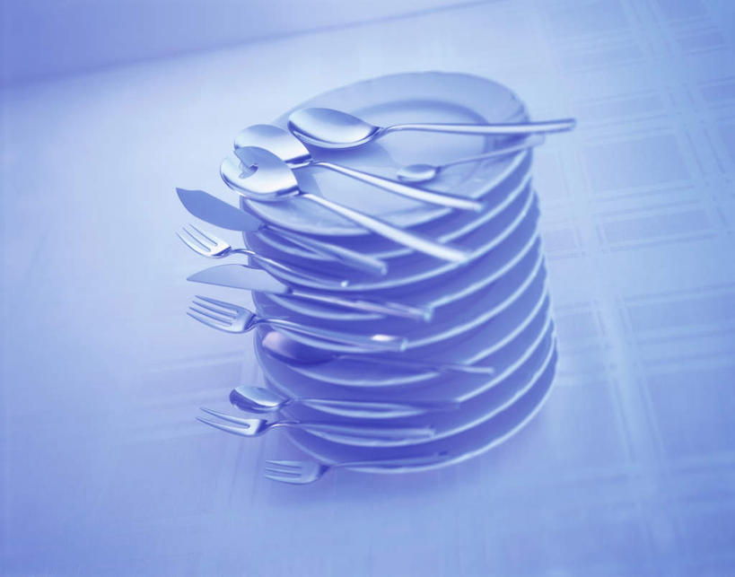 无人,横图,俯视,室内,特写,白天,桌面,桌子,静物,餐具,金属制品,阴影,反射,金属,木制,叉子,碟子,工具,盘,影子,勺子,刀具,蓝色,盘子,木制品,调羹,碟,汤匙,刀,餐刀,餐叉,进餐用具,彩图,高角度拍摄