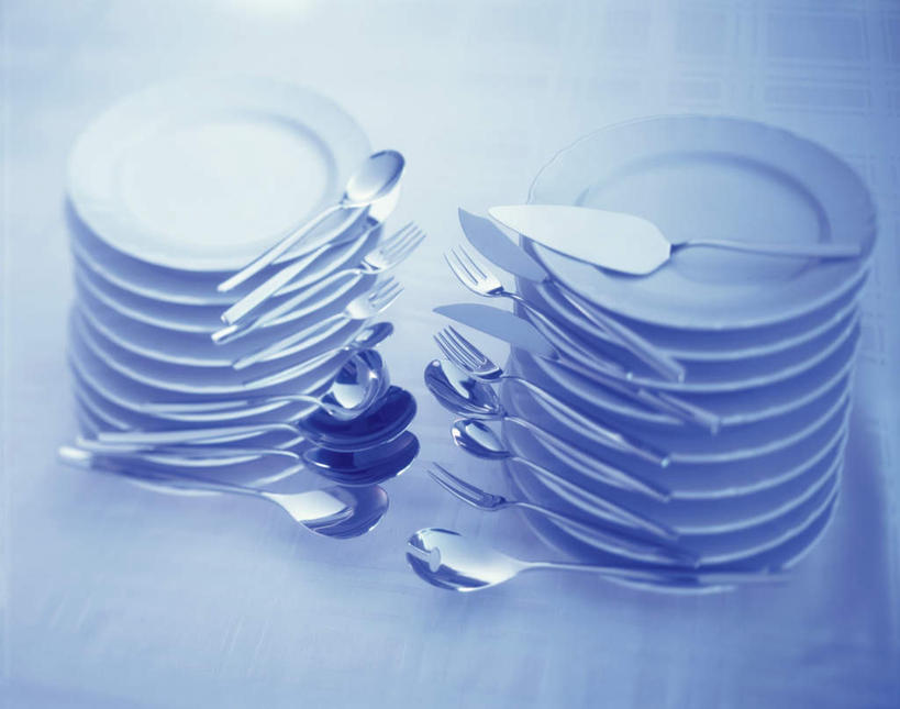 无人,横图,俯视,室内,特写,白天,桌面,桌子,静物,餐具,金属制品,阴影,反射,金属,木制,叉子,碟子,工具,盘,影子,勺子,刀具,蓝色,盘子,木制品,调羹,碟,汤匙,刀,餐刀,餐叉,进餐用具,彩图,高角度拍摄