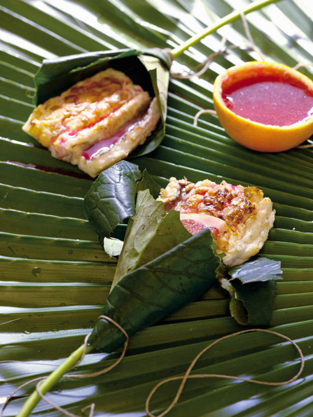 海鲜,无人,竖图,俯视,室内,特写,白天,桌面,桌子,水果,叶子,阴影,新鲜,反射,木制,影子,调料,酱料,酱汁,肉,生食,鱼肉,佐料,食品,果实,绿叶,调味品,调味料,芭蕉叶,葡萄柚,水产,酱,肉类,海洋生物,食物,一个,木制品,西柚,嫩叶,有机食品,绿色食品,单个,水生动物,海产品,水生物,肉食,海底动物,朱栾,叶,叶片,彩图,高角度拍摄