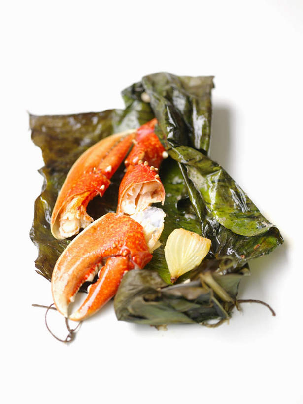 海鲜,龙虾,无人,竖图,俯视,室内,特写,白天,白色背景,桌面,桌子,叶子,阴影,反射,木制,影子,葱,青葱,虾,绿叶,芭蕉叶,水产,海洋生物,木制品,嫩叶,摄影,影棚,水生动物,海产品,水生物,海底动物,叶,叶片,彩图,高角度拍摄,影棚拍摄,拍摄