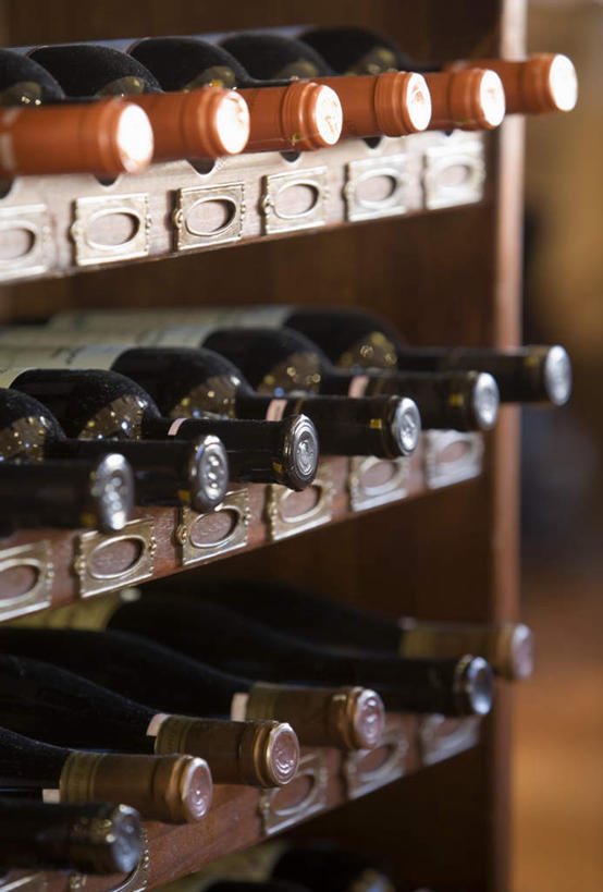 红酒,葡萄酒,无人,竖图,俯视,室内,白天,一排,许多,阴影,整齐,反射,木制,影子,酒架,酒类,很多,红酒瓶,玻璃制品,酒,酒瓶,饮料,排列,玻璃瓶,木制品,瓶子,红葡萄酒,队列,彩图,高角度拍摄