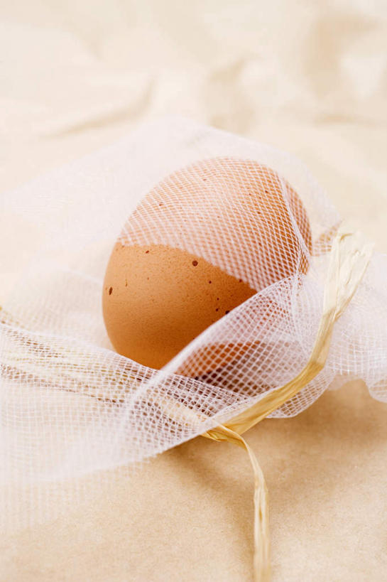 无人,竖图,俯视,室内,特写,白天,桌面,桌子,阴影,棉布,反射,木制,纱布,影子,蛋,鸡蛋,一个,白色,木制品,单个,卵,彩图,高角度拍摄