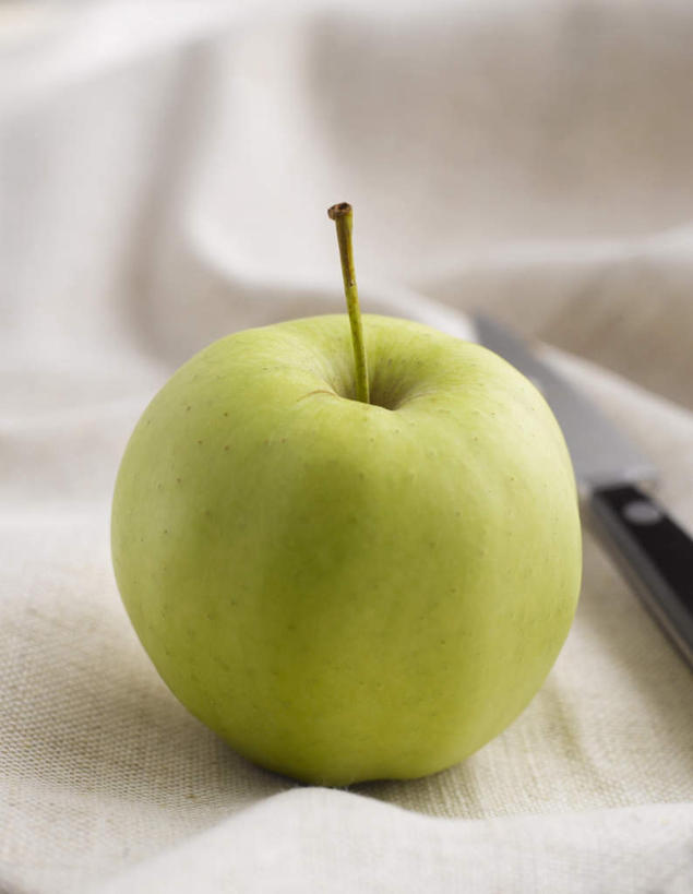 无人,竖图,俯视,室内,特写,白天,桌面,桌子,苹果,水果,阴影,新鲜,反射,木制,影子,生食,食品,果实,食物,一个,绿色,木制品,有机食品,绿色食品,单个,黄香蕉,黄元帅,金冠苹果,金帅,彩图,高角度拍摄