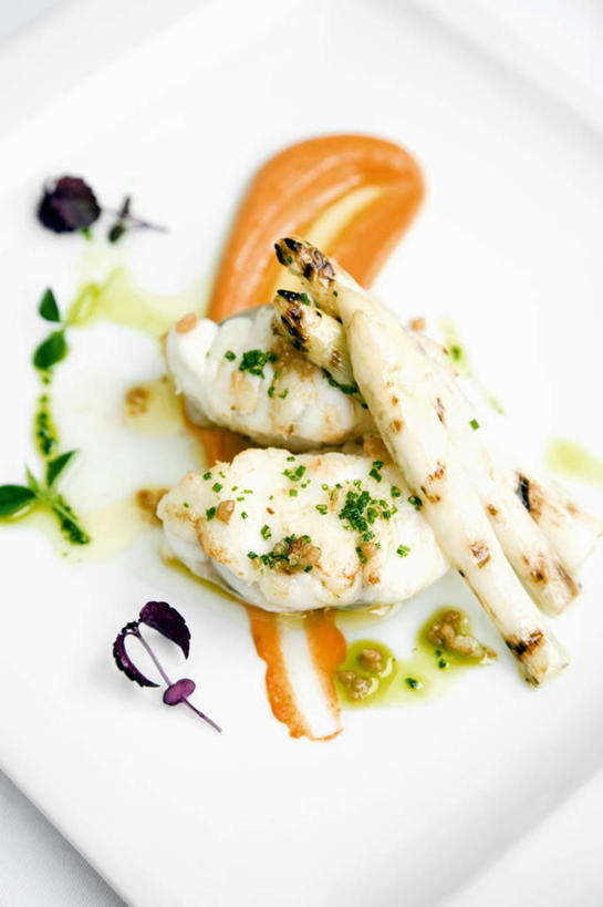 无人,竖图,俯视,室内,特写,白天,烹饪,西餐,桌面,桌子,芦笋,蔬菜,餐具,阴影,朦胧,模糊,新鲜,反射,木制,鱼,碟子,盘,影子,肉,鱼肉,料理,食品,菜肴,美食,肉类,鱼类,海洋生物,食物,一个,盘子,木制品,碟,西式,佳肴,有机食品,绿色食品,单个,水生动物,水生物,肉食,海底动物,安康鱼,蛤蟆鱼,老头鱼,结巴鱼,丑婆,鮟鱇,鮟鱇鱼,哈蟆鱼,海哈蟆,琵琶鱼,深海鮟鱇,深海鮟鱇鱼,深海钓鱼者,猪尾巴,药鸡豆子,石刁柏,蚂蚁杆,龙须菜,狼尾巴根,彩图,高角度拍摄