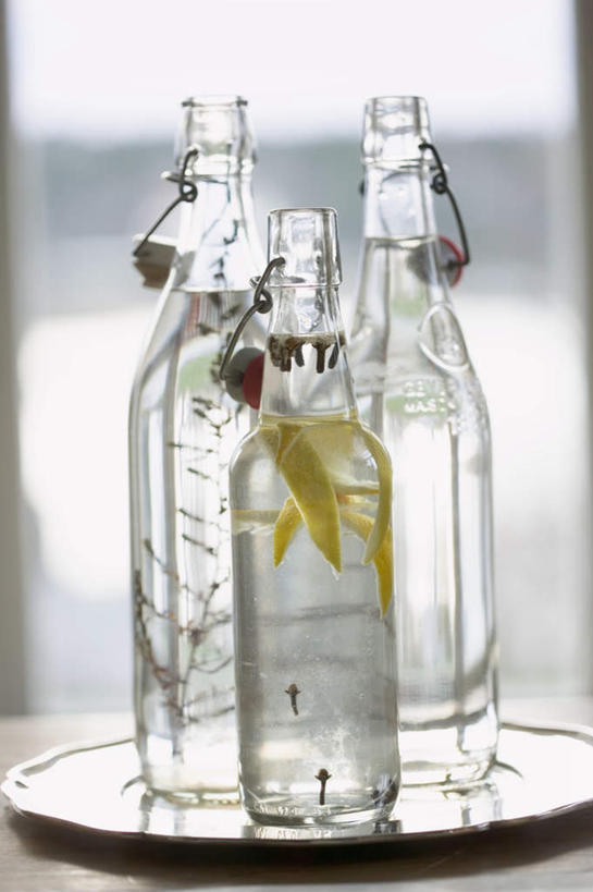 无人,竖图,俯视,室内,特写,白天,植物,桌面,桌子,餐具,阴影,朦胧,模糊,反射,木制,碟子,罐子,盘,影子,黄草,草药,药草,酒类,中药,玻璃制品,酒,饮料,三个,盘子,玻璃瓶,木制品,瓶子,碟,艾草,药材,中草药,中药材,本草,艾蒿,艾绒,遏草,灸草,香艾,医草,彩图,高角度拍摄