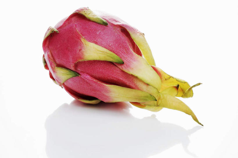 无人,横图,俯视,室内,特写,白天,白色背景,餐桌,桌子,阴影,反射,影子,火龙果,一个,红色,青龙果,摄影,影棚,单个,餐台,彩图,高角度拍摄,影棚拍摄,拍摄