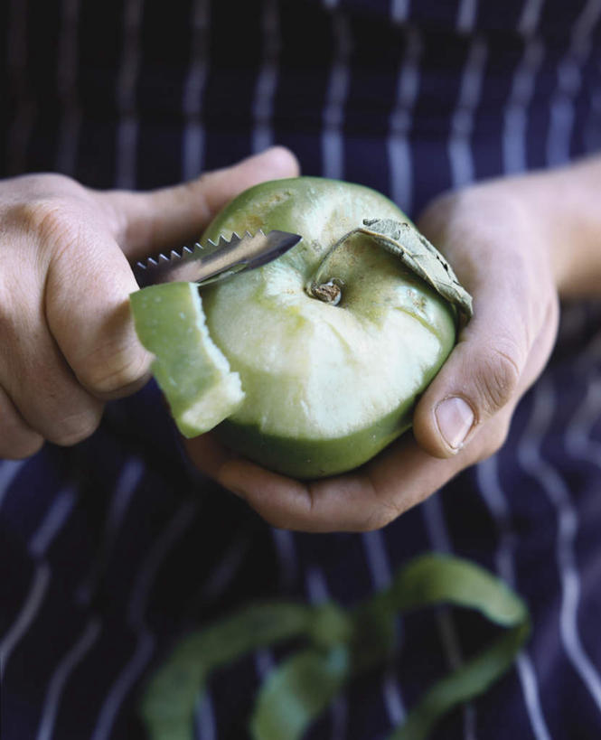 西方人,一个人,站,竖图,俯视,室内,特写,白天,苹果,水果,金属制品,欧洲,欧洲人,仅一个女性,仅一个人,握,阴影,服装,新鲜,反射,金属,工具,影子,生食,食品,果实,刀具,拿,削,拿着,注视,休闲装,食物,一个,衣服,绿色,刀,观察,看,站着,仅一个中年女性,休闲服,握着,服饰,有机食品,绿色食品,单个,水果刀,观看,察看,关注,菜刀,切菜刀,女人,女性,中年女性,白种人,站立,半身,彩图,高角度拍摄