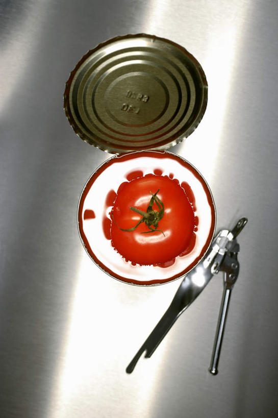 无人,竖图,俯视,室内,特写,白天,餐桌,桌子,西红柿,金属制品,阴影,反射,金属,罐子,开瓶器,影子,开瓶,一个,瓶子,单个,餐台,开启,启瓶器,瓶启,番茄,彩图,高角度拍摄,酒具