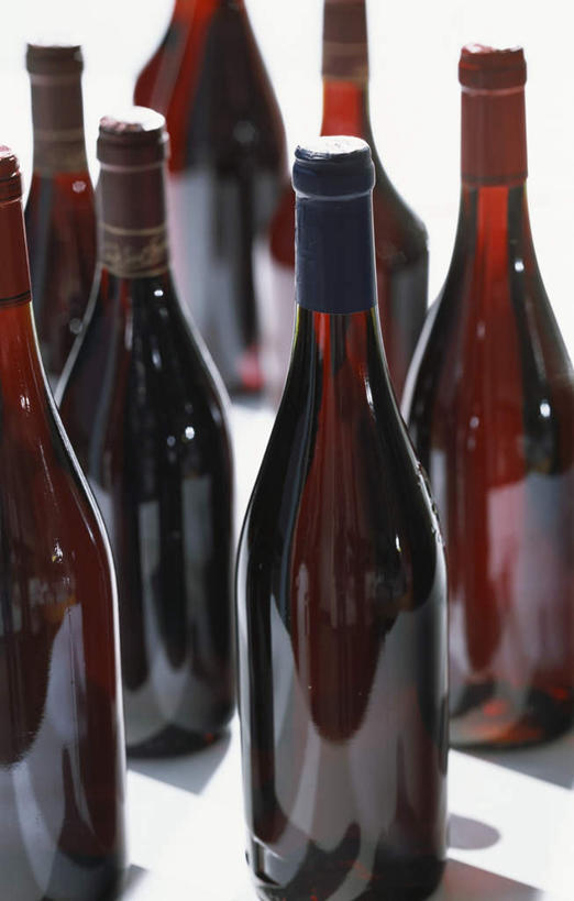 红酒,葡萄酒,无人,竖图,俯视,室内,特写,白天,桌面,桌子,许多,竖立,直立,阴影,反射,木制,影子,酒类,很多,红酒瓶,玻璃制品,酒,酒瓶,饮料,玻璃瓶,木制品,瓶子,红葡萄酒,彩图,高角度拍摄