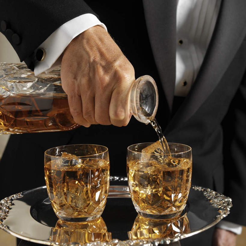 威士忌,西方人,一个人,服务员,管家,方图,俯视,室内,白天,西装,杯子,餐具,欧洲,欧洲人,仅一个男性,仅一个人,倒,握,阴影,套装,正装,反射,碟子,盘,影子,酒类,拿,拿着,职业装,玻璃制品,酒,酒瓶,饮料,仅一个年轻男性,两个,一个,盘子,玻璃瓶,瓶子,水杯,碟,握着,单个,烈酒,男人,男性,年轻男性,白种人,服务生,侍者,玻璃杯,半身,彩图,高角度拍摄