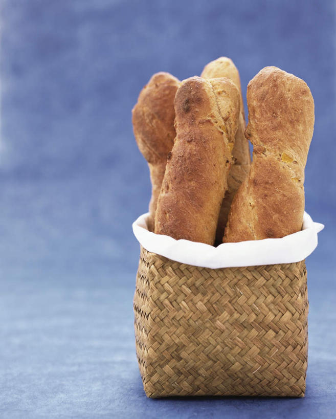 点心,面包,无人,交叉,竖图,俯视,室内,特写,白天,桌面,桌子,竹子,许多,竖立,直立,阴影,竹制,编织,反射,木制,长棍,篮子,影子,食品,面点,很多,食物,糕点,一个,木制品,竹篮,单个,竹条,交织,竹制品,穿插,彩图,高角度拍摄