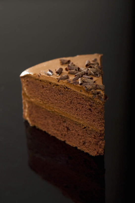 点心,无人,竖图,俯视,室内,特写,白天,下午茶,桌面,桌子,阴影,黑色背景,反射,木制,影子,食品,糖,糖果,甜点,甜品,切块,食物,糕点,木制品,甜食,巧克力,摄影,影棚,朱古力,黑巧克力,薄片,彩图,高角度拍摄,影棚拍摄,拍摄,蛋糕