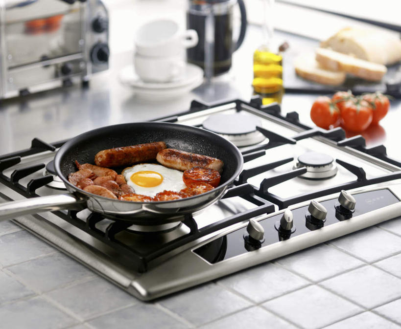 无人,横图,俯视,室内,特写,白天,烹饪,西餐,餐桌,桌子,蔬菜,西红柿,杯子,餐具,厨具,金属制品,阴影,朦胧,模糊,新鲜,反射,金属,瓷器,碟子,锅子,盘,影子,蛋,鸡蛋,肉,香肠,料理,食品,咖啡杯,陶瓷制品,腊肠,锅,猪肉,菜肴,美食,肉类,食物,盘子,碟,西式,佳肴,有机食品,绿色食品,餐台,锅具,灶具,瓷杯,燃气灶,肉食,烹饪用具,豚肉,草鸡蛋,卵,燃气具,烹调用具,番茄,烹调,彩图,高角度拍摄