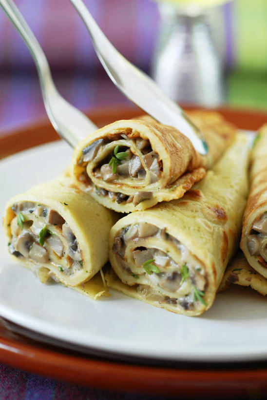 无人,竖图,俯视,室内,特写,白天,烹饪,西餐,餐桌,桌子,蔬菜,餐具,阴影,朦胧,模糊,新鲜,反射,碟子,盘,影子,菌菇,蘑菇,调料,酱料,酱汁,面饼,佐料,料理,食品,调味品,调味料,菌类,酱,菜肴,美食,食物,两个,盘子,夹子,碟,食用菌,西式,佳肴,有机食品,绿色食品,餐台,面皮,食品夹,食物夹,面包夹,意粉夹,彩图,高角度拍摄