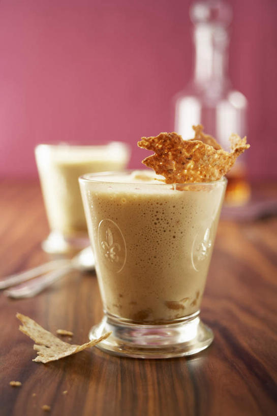 点心,威士忌,无人,竖图,俯视,室内,特写,白天,桌面,桌子,杯子,阴影,朦胧,模糊,反射,木制,影子,勺子,食品,甜点,甜品,酒类,慕斯蛋糕,玻璃制品,酒,食物,饮料,木制品,水杯,调羹,汤匙,甜食,零食,慕斯,烈酒,玻璃杯,彩图,高角度拍摄