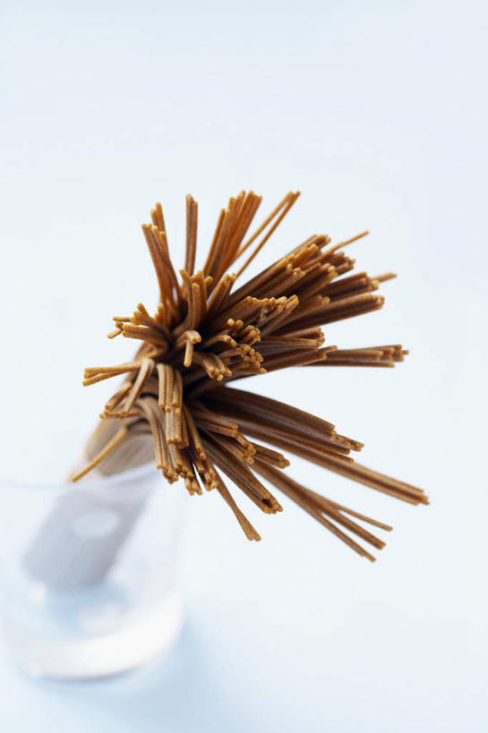 面食,面条,无人,竖图,俯视,室内,特写,白天,白色背景,桌面,桌子,杯子,阴影,反射,木制,影子,面,捆,拉面,玻璃制品,一个,木制品,绳子,水杯,摄影,荞麦面,影棚,单个,绳索,玻璃杯,彩图,高角度拍摄,影棚拍摄,拍摄