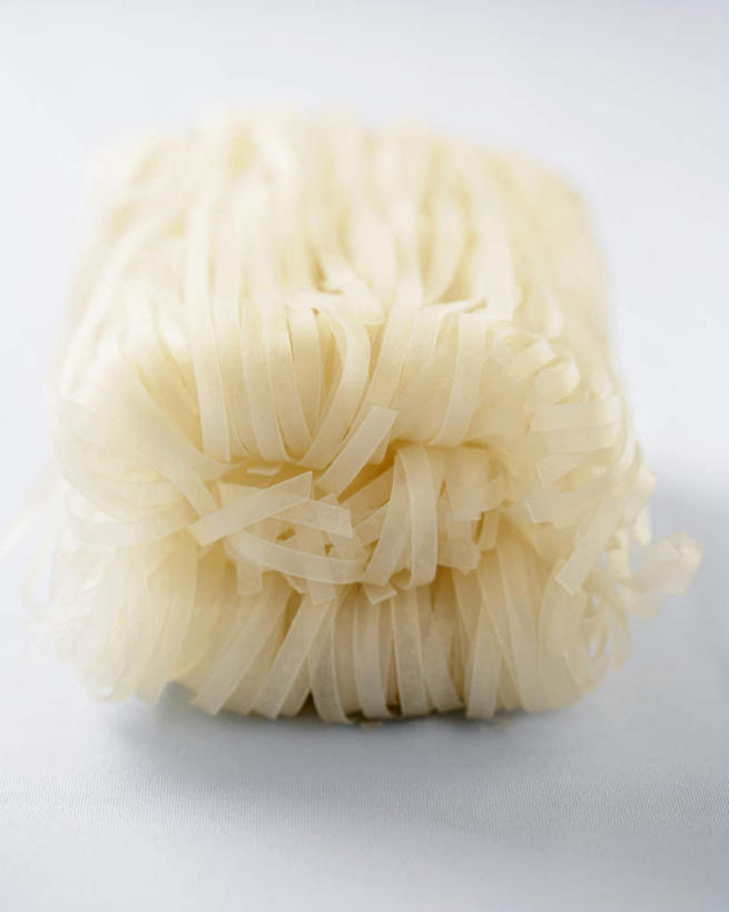 无人,竖图,俯视,室内,特写,白天,白色背景,一堆,许多,阴影,堆叠,堆积,反射,影子,很多,米粉,白色,摄影,影棚,堆,捆绑,绑缚,彩图,高角度拍摄,影棚拍摄,拍摄