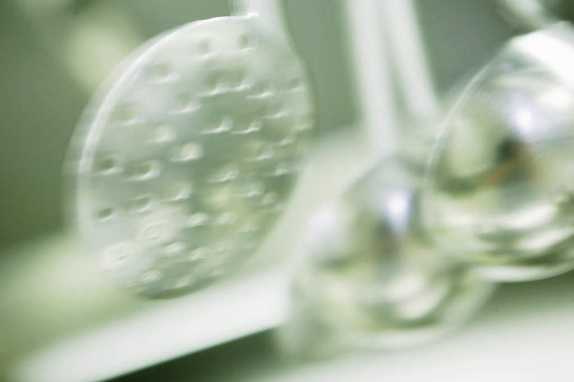 无人,横图,俯视,室内,特写,白天,烹饪,静物,厨具,金属制品,一排,阴影,整齐,反射,金属,滤器,影子,勺子,排列,三个,队列,漏勺,烹饪用具,烹调用具,烹调,彩图,高角度拍摄