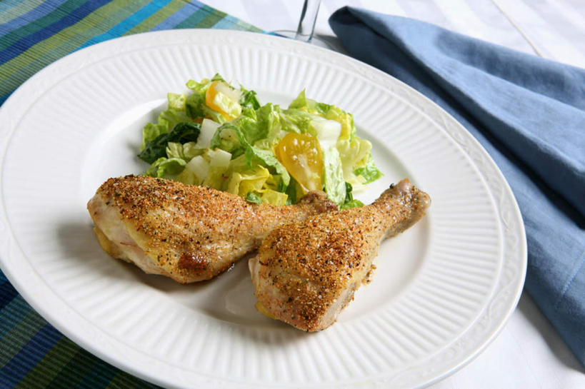 无人,横图,俯视,室内,特写,白天,烹饪,桌面,桌子,蔬菜,餐具,阴影,朦胧,模糊,新鲜,反射,木制,布料,碟子,盘,影子,生菜,莴苣,鸡肉,肉,生食,蔬菜沙拉,沙拉,料理,食品,布纹,色拉,鸡腿,沙律,菜肴,美食,肉类,炸鸡腿,桌布,食物,一个,盘子,餐巾,木制品,碟,台布,佳肴,有机食品,绿色食品,单个,色拉酱,千岛酱,肉食,春菜,鹅仔菜,莴仔菜,千金菜,叶用莴苣,彩图,高角度拍摄